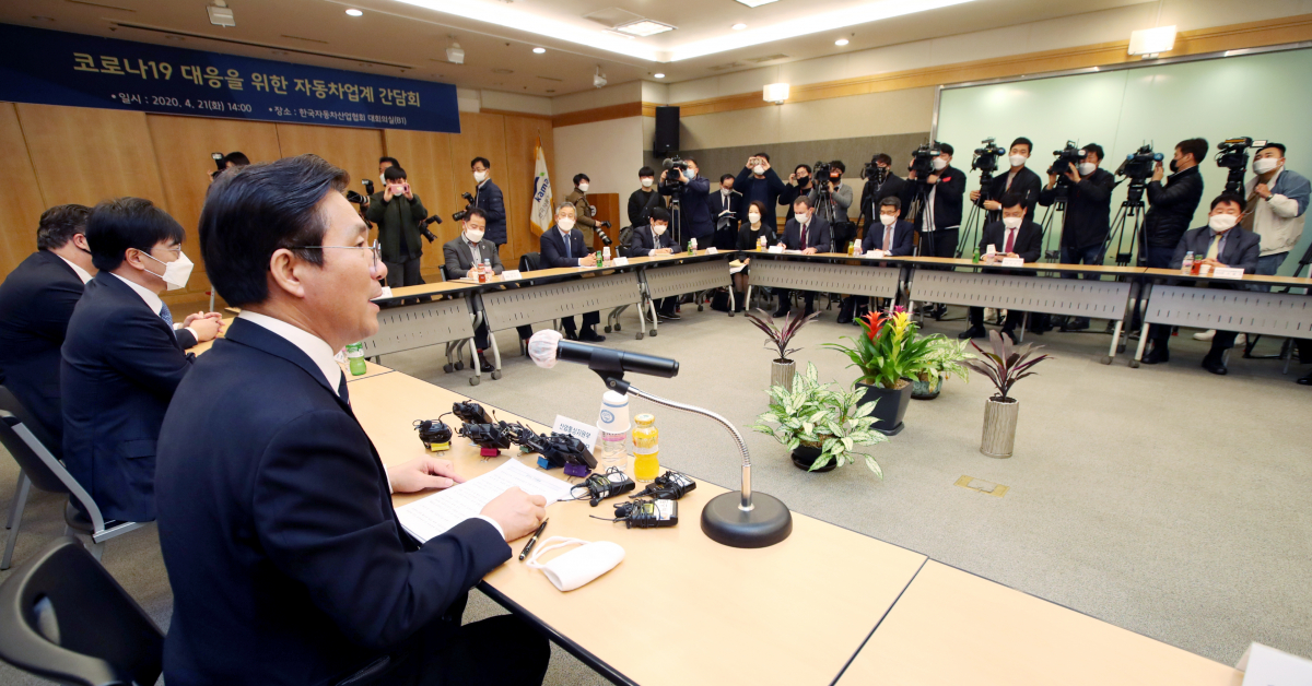 ▲성윤모 산업통상자원부 장관이 21일 오후 서울 서초구 한국자동차산업협회에서 열린 신종 코로나바이러스 감염증(코로나19) 극복을 위한 자동차 업계 간담회에서 발언하고 있다.  (연합뉴스)