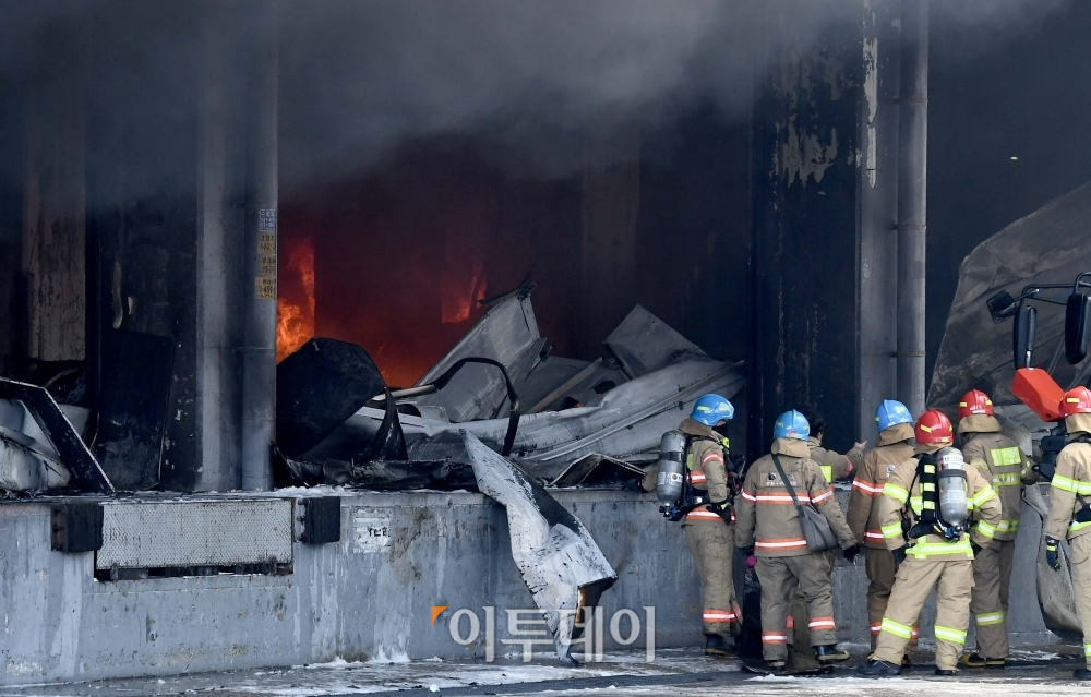 ▲21일 오전 경기 군포시 부곡동 군포복합물류터미널에서 대규모 화재가 발생한 가운데 소방당국 관계자들이 진화작업을 벌이고 있다.  (신태현 기자 holjjak@)