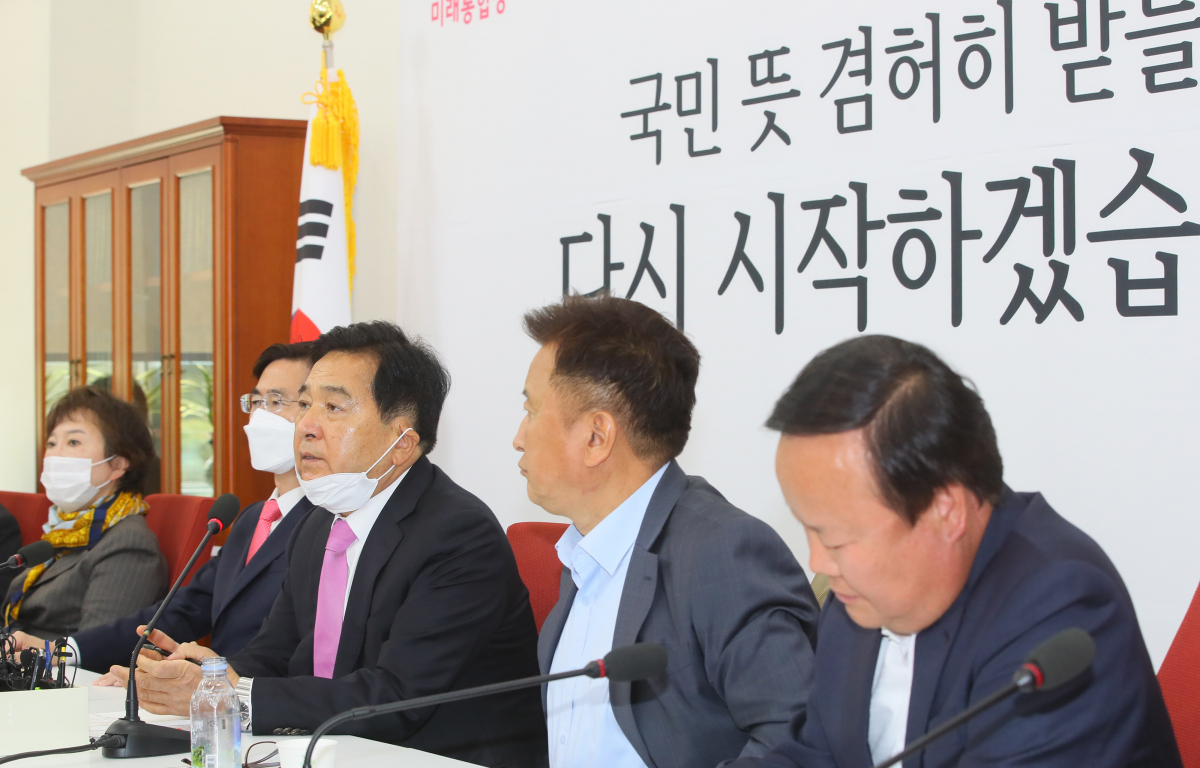 ▲미래통합당 심재철 당대표 권한대행이 22일 국회에서 열린 비공개 최고위원회의에서 '당 지도체제' 전수조사 결과 '김종인 비대위 체제'로 전환한다고 밝히고 있다.   (연합뉴스)