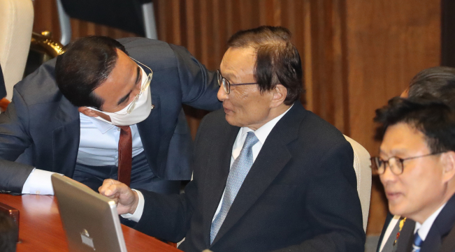 ▲더불어민주당 이해찬 대표가 20일 오후 국회 본회의장에서 의원들과 인사하고 있다. (연합뉴스)