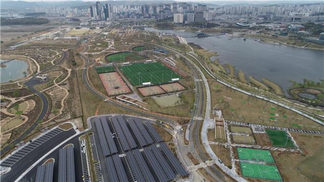 ▲세종중앙공원 1단계 전경. 오른쪽으로 세종호수공원, 위로는 정부세종청사가 보인다. (사진제공=행복청)