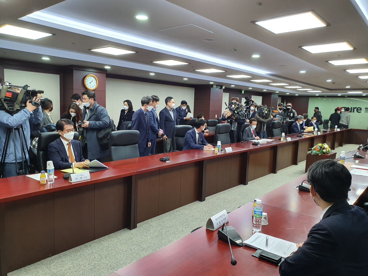 ▲(왼쪽부터) 류열 에쓰오일 사장, 허세홍 GS칼텍스 사장, 김효석 석유협회장, 조경목 SK에너지 사장, 강달호 현대오일뱅크 사장 등이 22일 무역보험공사에서 열린 '정유업계 간담회'에서 성윤모 산업부장관의 모두발언을 듣고 있다. (김벼리 기자 kimstar1215@)