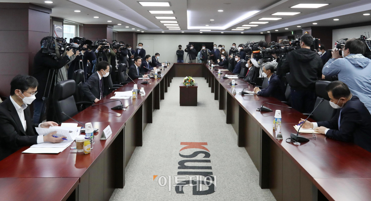 ▲성윤모 산업통상자원부 장관이 4월 서울 종로구 한국무역보험공사에서 열린 산업부-정유업계 CEO 간담회에서 모두발언을 하고 있다. 신태현 기자 holjjak@