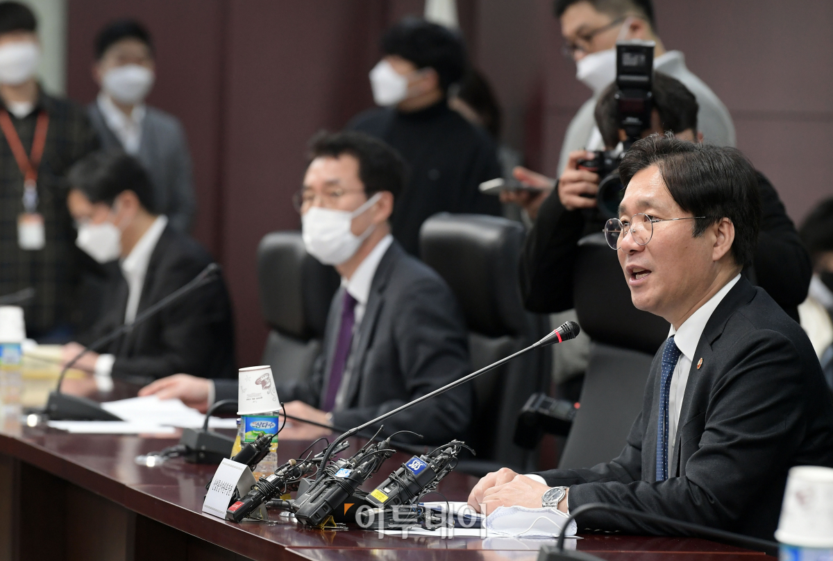 ▲성윤모 산업통상자원부 장관이 22일 서울 무역보험공사에서  SK에너지·GS칼텍스·현대오일뱅크·S-OIL 등 국내 정유업계 4사 및 한국석유공사, 에너지경제연구원 등 지원기관과 '정유업계 간담회'를 열고 모두발언을 하고 있다. (신태현 기자)