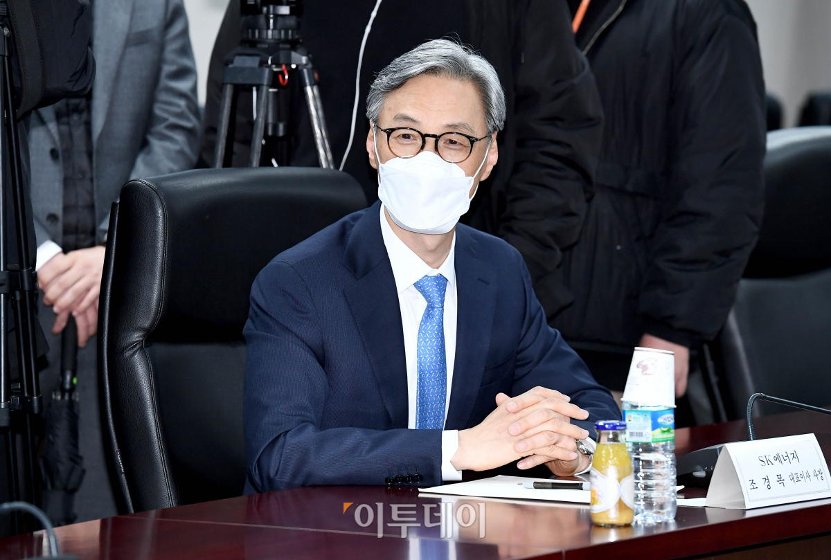 ▲조경목 SK에너지 사장이 22일 무역보험공사에서 열린 '산업부장관 정유업계 간담회'에서 성윤모 장관의 모두발언을 듣고 있다. (신태현 기자 holjjak@)