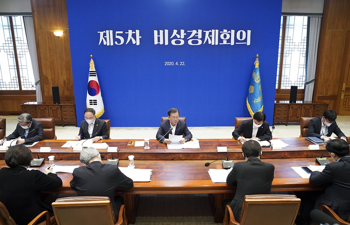 ▲문재인 대통령이 22일 청와대에서 제5차 비상경제회의를 열고 일자리 대책 등을 논의하고 있다. (사진제공=청와대)