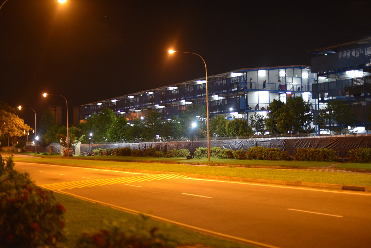 ▲싱가포르의 한 외국인 노동자 기숙사 전경. 싱가포르는 사람들이 밀집해 거주하고 있던 이런 기숙사를 중심으로 최근 코로나19 환자가 급격히 증가하고 있다. 싱가포르/AP뉴시스