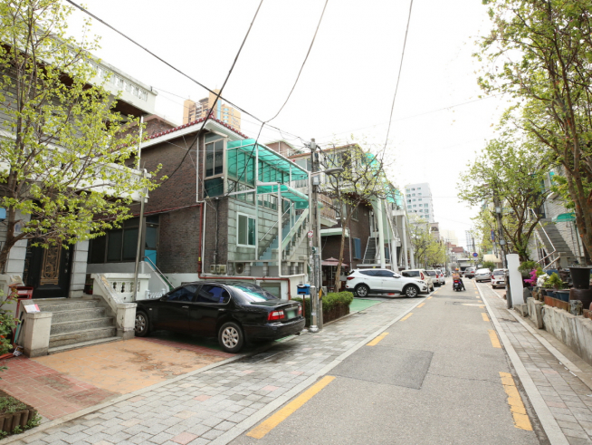 ▲구로구가 주택가 담장을 허물어 ‘그린파킹 IoT 공유 주차장’을 조성한다. (사진 = 구로구)