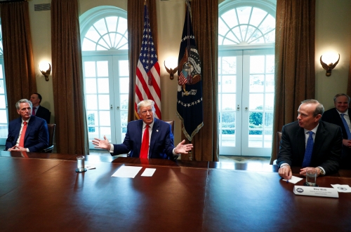 ▲도널드 트럼프 미국 대통령이 지난 3일 백악관에서 에너지 부문 최고경영자(CEO)들과 만나 대화하고 있다. 셰브론 CEO 마이크 워스(왼쪽)가 트럼프 대통령의 말을 듣고 있다. 워싱턴D.C./로이터연합뉴스 