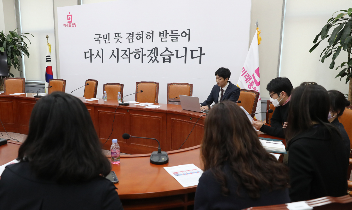 ▲미래통합당 사무처 당직자들이 23일 오전 서울 여의도 국회에서  4·15 총선 참패 원인과 수습책에 대해 논의하는 간담회를 갖고 있다.  (연합뉴스)