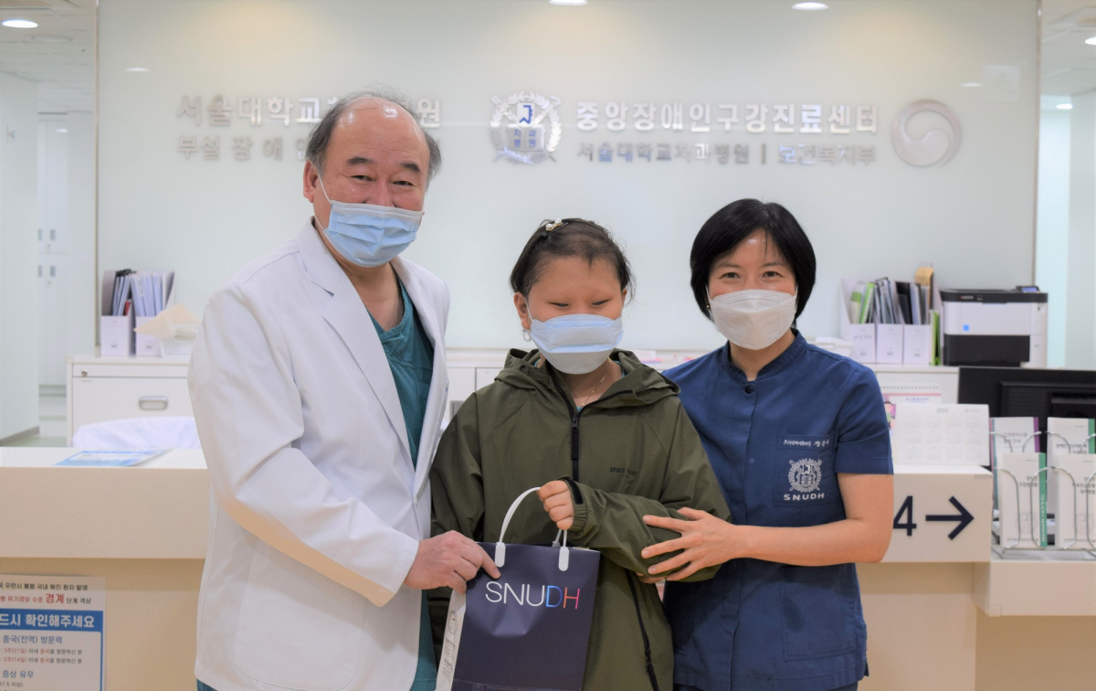 ▲영 서울대치과병원장(왼쪽)과 중앙장애인구강진료센터 장주혜 교수(오른쪽)가 기념품을 전달하고 있다. (서울대치과병원 )