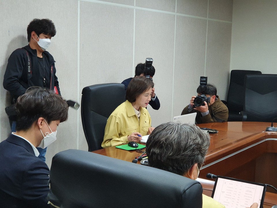 ▲유은혜 사회부총리 겸 교육부 장관이 '한국형 원격교육 정책자문단' 1차 회의를 개최하고 있다. (손현경 기자)