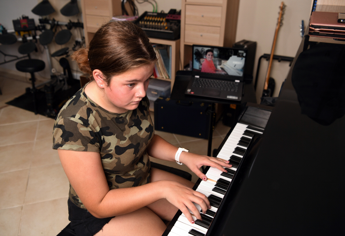 ▲화상회의 앱 줌(zoom)으로 집에서 피아노 교습을 받는 어린이. 이런 서비스 증가로 인텔의 데이터센터용 반도체 수요가 급증하면서 인텔은 사상 최대 분기 실적을 달성했다. EPA연합뉴스