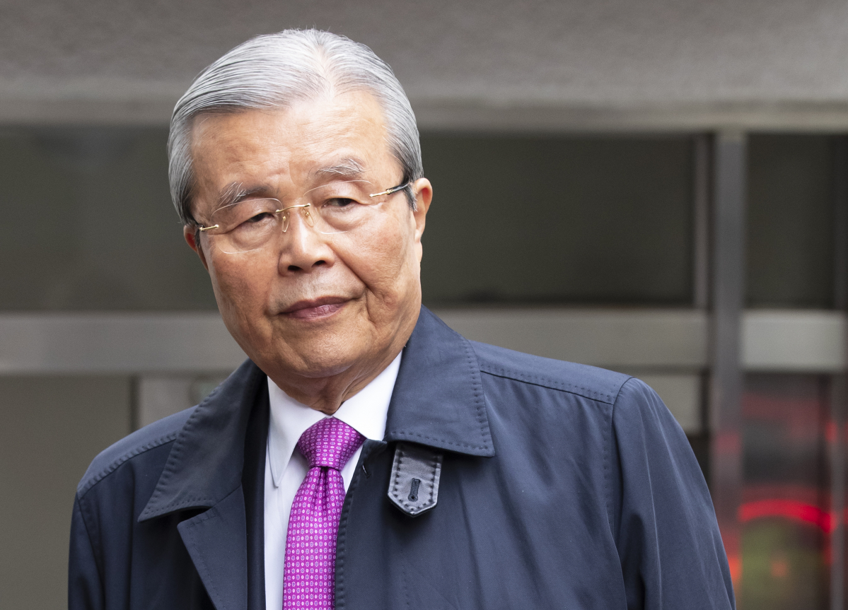 ▲미래통합당 김종인 전 총괄 선거대책위원장이 24일 오전 서울 종로구에 위치한 자택을 나서고 있다. (연합뉴스)