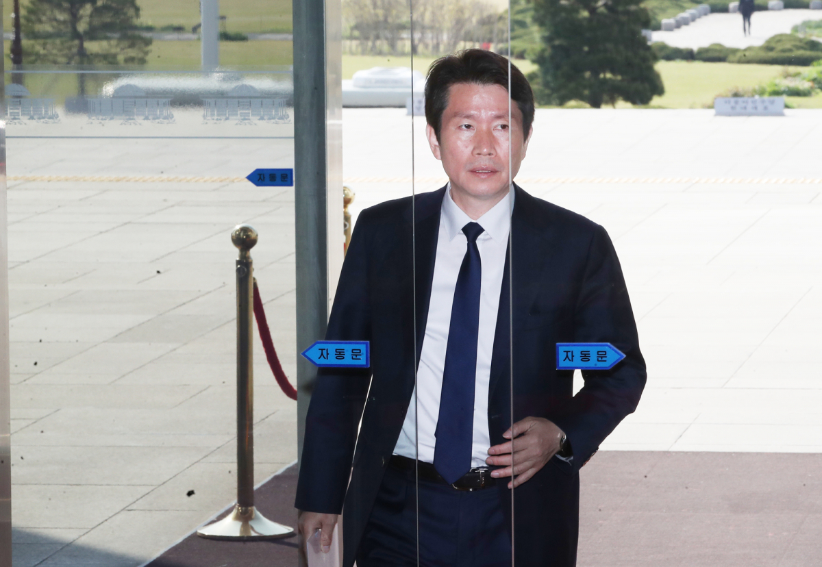 ▲긴급 재난지원금 지급을 위한 여야 제2차 추경안 심사가 공전을 거듭하고 있는 23일 오전 더불어민주당 이인영 원내대표가 서울 여의도 국회에서 열린 정책조정회의에 참석하기 위해 본청으로 들어서고 있다.  (연합뉴스)