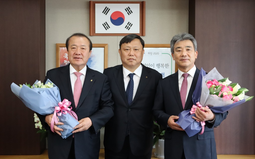 ▲4월 21일 서울시 중구 농협중앙회 본관에서 김용식 농협중앙회 조합감사위원장과 신임 조합감사위원들이 기념촬영을 하고 있다. (왼쪽부터)왼쪽부터 백승조 위원, 김용식 위원장, 천해수 위원 . (사진제공=농협중앙회)