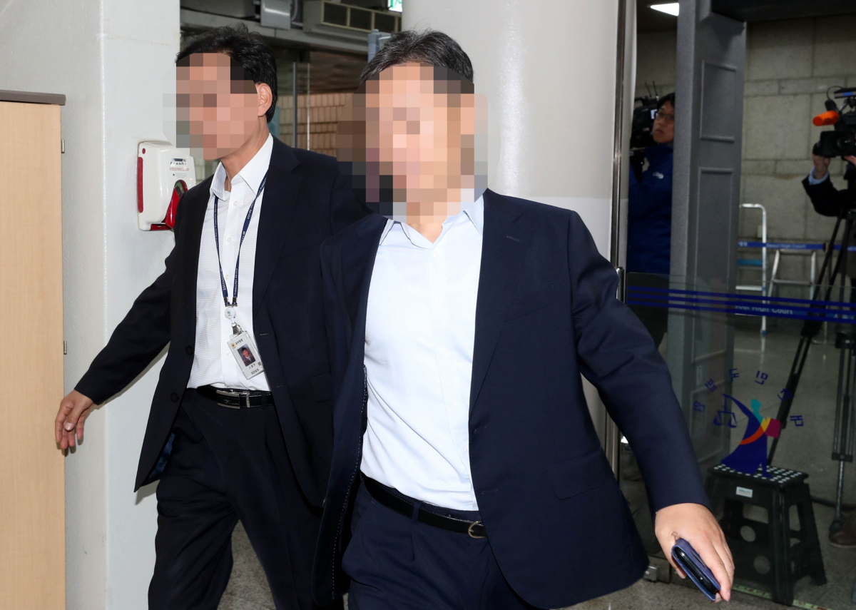 ▲버닝썬 사건에서 ‘경찰총장'으로 불린 윤모(오른쪽) 총경이 2019년 10월 10일 오전 서울 서초구 서울중앙지방법원에서 특정범죄가중처벌법상 알선수재와 자본시장법 위반 등의 혐의와 관련 영장실질심사(구속 전 피의자 심문)를 받기 위해 법정으로 향하고 있다. (뉴시스)