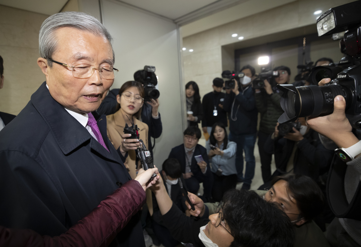 ▲24일 오후 서울 은행회관에서 열린 '21대 국회, 어떻게 해야 하나 정치토론회'에 참석한 김종인 대한발전전략연구원 이사장이 토론회장으로 향하며 취재진 질문에 답하고 있다. (연합뉴스)