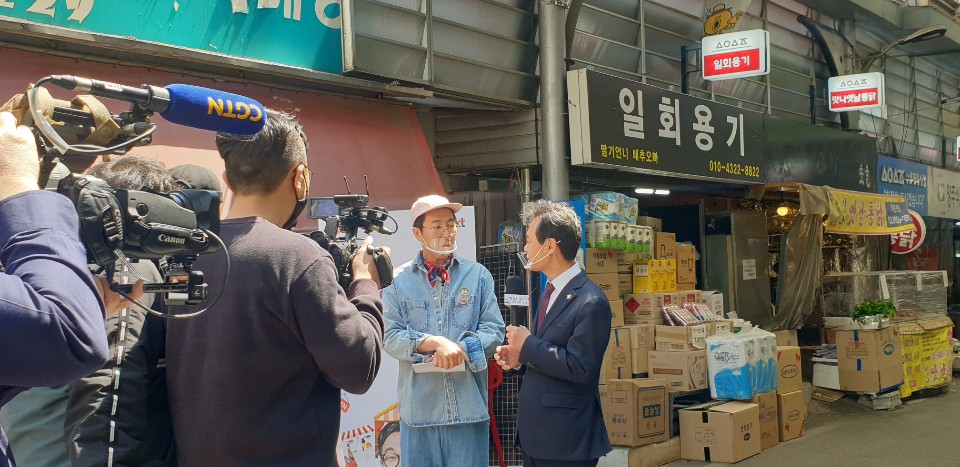 ▲개그맨 김영철(왼쪽) 씨와 박겸수 강북구청장이 24일 서울 강북구 수유시장에서 ‘온라인 라이브 전통시장 쇼핑’ 촬영을 하고 있다. (이지민 기자 aaaa3469@)