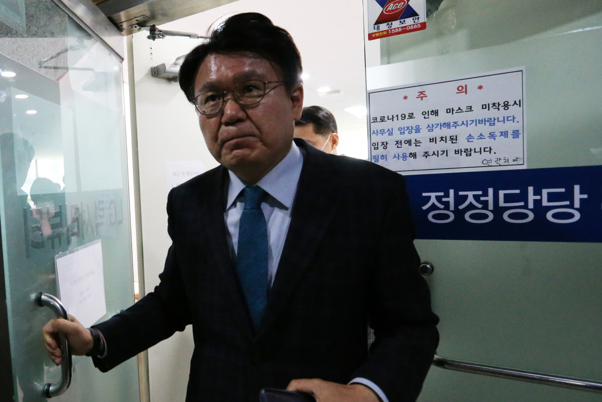 ▲대전 중구 더불어민주당 황운하 당선인 사무실이 24일 압수수색을 받는 가운데 황 당선인이 사무실을 나서고 있다.     검찰은 4·15 총선 민주당 내 경선에 앞서 황 당선인 캠프에서 권리당원 명부 등을 부당하게 사용한 정황이 있는지 등을 확인하기 위해 압수수색 하고 있다. (연합뉴스)