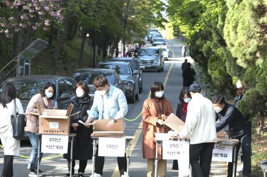 ▲ 2020학년도 3월 전국연합학력평가가 실시되는 24일 오전 고3 학생들이 워킹 스루 방식으로 시험지를 배부 받고 있다. (연합뉴스)