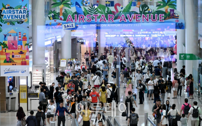 ▲지난해 여름 성수기에 여행객들로 붐볐던 인천 중구에 위치한 인천국제공항 면세구역. 신태현 기자 holjjak@
