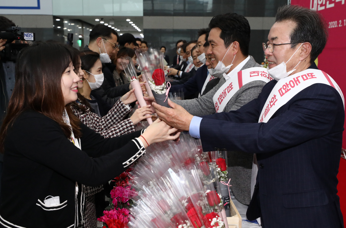 ▲이성희(오른쪽) 농협중앙회장이 농협중앙회 본관 로비에서 열린 '화훼류 소비촉진을 위한 임직원 꽃 나눔행사'에 참석해 직원들에게 꽃을 나눠주고 있다. (뉴시스)