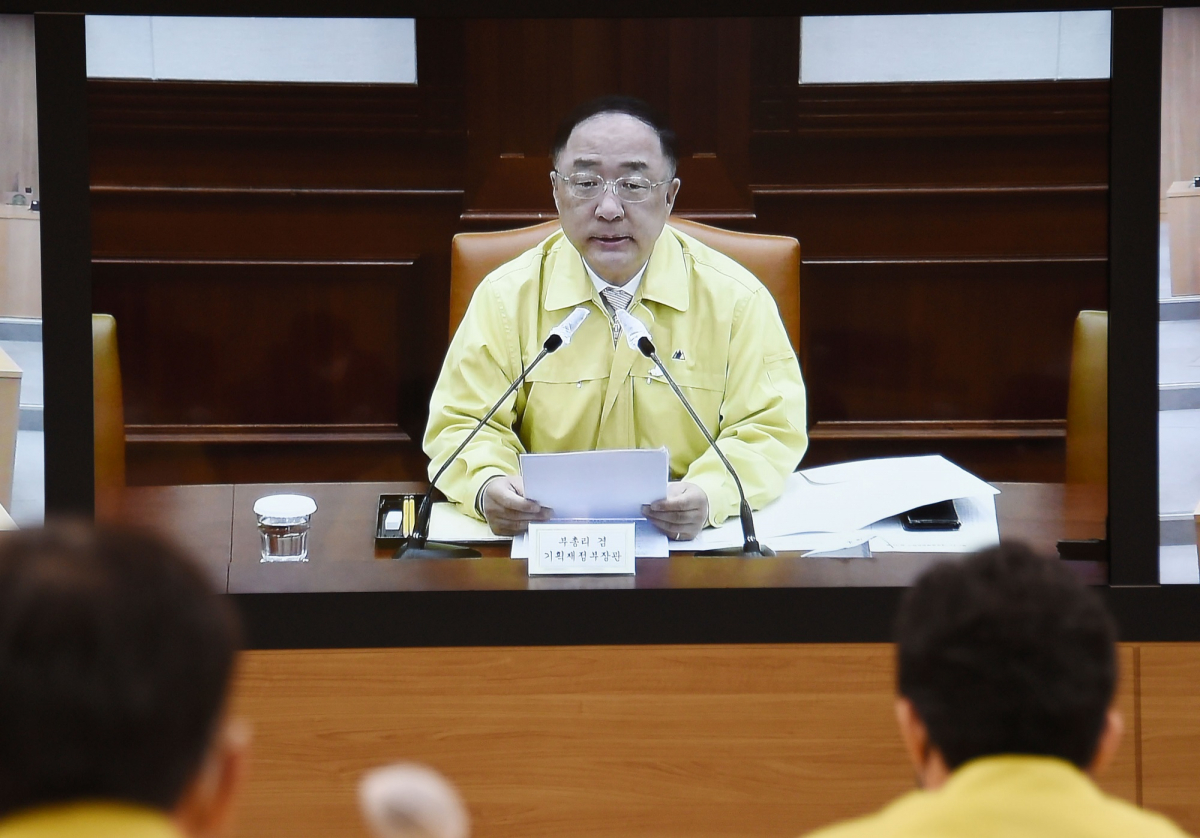 ▲홍남기 경제부총리 겸 기획재정부 장관이 27일 서울 광화문 정부서울청사에서 서울-세종간 영상으로 제213차 대외경제장관회의를 주재하고 모두발언을 하고 있다. (사진제공=기획재정부)