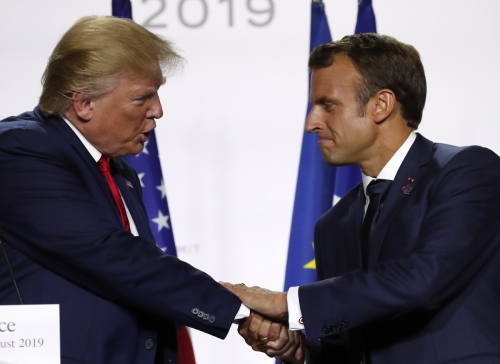 ▲도널드 트럼프(왼쪽) 미국 대통령과 에마뉘엘 마크롱 프랑스 대통령이 지난해 8월26일(현지시간) 프랑스 비아리츠에서 주요 7개국(G7) 정상회담을 마친 후 폐막 공동기자회견을 하면서 악수하고 있다. 비아리츠/AP뉴시스 