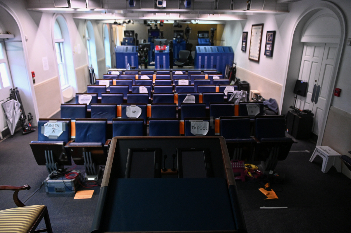 ▲도널드 트럼프 미국 대통령이 지난주 살균제 발언으로 비난을 받자 전격적으로 코로나19 태스크포스 일일 브리핑을 이틀째 취소하면서 26일(현지시간) 백악관 브리핑룸이 텅 빈 채로 있다. 워싱턴D.C./로이터연합뉴스