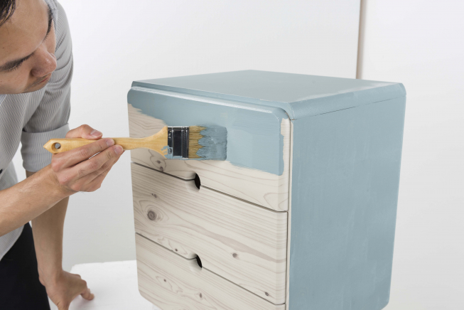 ▲가구 리폼을 위해 셀프 페인팅으로 KCC 숲으로 올인원을 칠하고 있는 모습 (사진제공=KCC)