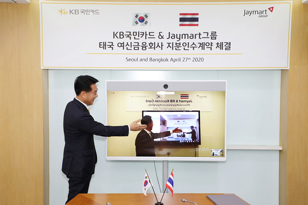 ▲서울 종로구 KB국민카드 본사에서 온라인 화상 계약 방식으로 진행된 태국 여신전문금융회사‘제이 핀테크(J Fintech)’지분 인수 계약식 후 이동철 KB국민카드 사장(왼쪽)과 아디삭 수쿰비타야 제이마트 그룹 회장이 화상으로 악수를 하고 있다. (사진제공=KB국민카드)