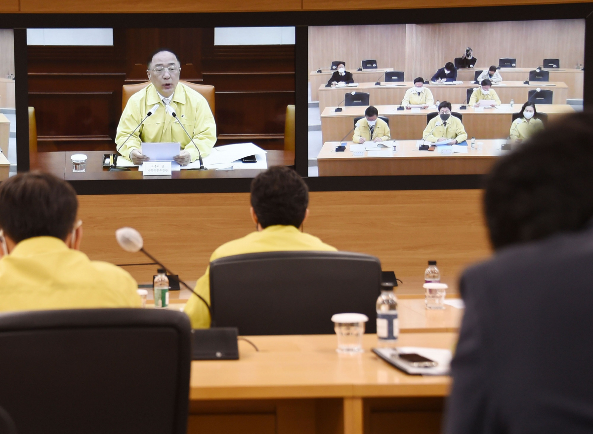 ▲홍남기 경제부총리 겸 기획재정부 장관이 27일 서울 광화문 정부서울청사에서 서울-세종간 영상으로 제213차 대외경제장관회의를 주재하고 모두발언을 하고 있다. (사진제공=기획재정부)