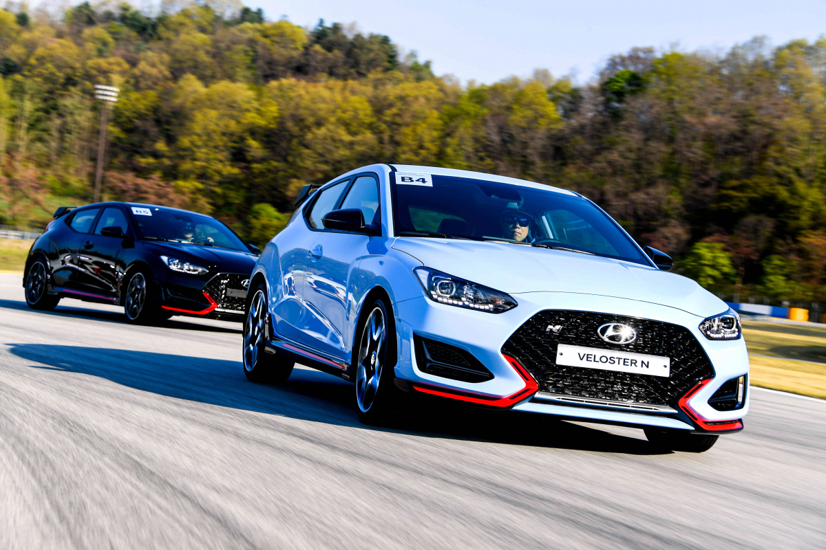 ▲벨로스터N이 2020년형으로 거듭났다. 변화의 초점은 8단 습식 DCT, 이른바 '자동화 수동변속기'에 집중돼 있다.  (사진제공=현대차)