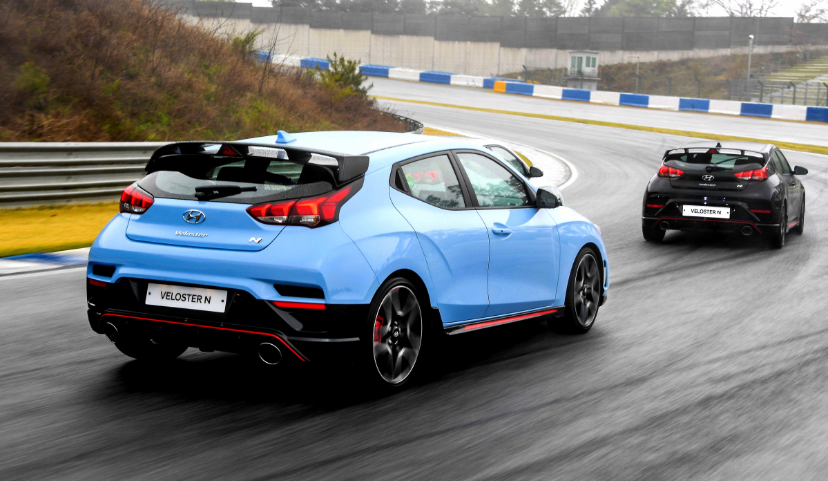 ▲제원상으로 DCT의 가속력이 수동변속기를 0.5초 앞지른다. 변속 때마다 절도있게 오르내리는 회전수 게이지와 탄탄한 서스펜션 덕에 체감 가속은 더 빠르게 느껴진다. 코너에서 수동변속기보다 늘어난 앞쪽 무게를 버텨내기 위해 캠버각도를 0.8도에서 1.6도로 조절했다.  (사진제공=현대차)