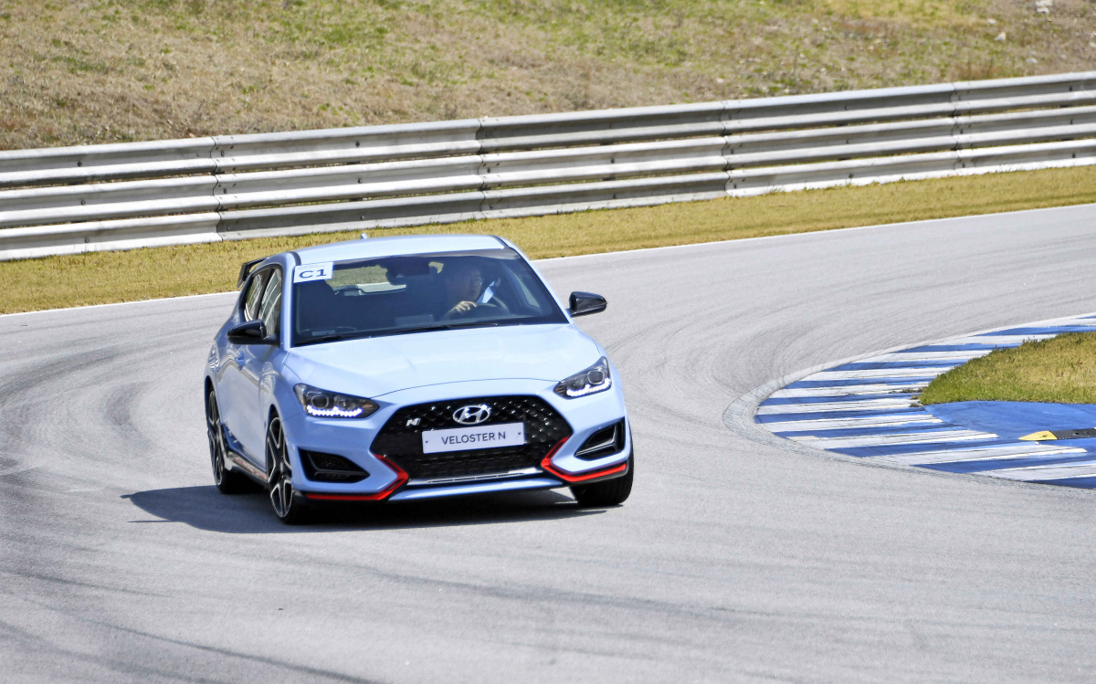 ▲코너의 정점으로 빨려들어가면 DCT가 일찌감치 기어 단수를 한 단계 낮추고 코너 탈출에 대비한다. 코너 끝에서 가속페달을 짓밟는 것으로 차가 지닌 한계 성능을 마음껏 누릴 수 있다.  (사진제공=현대차)