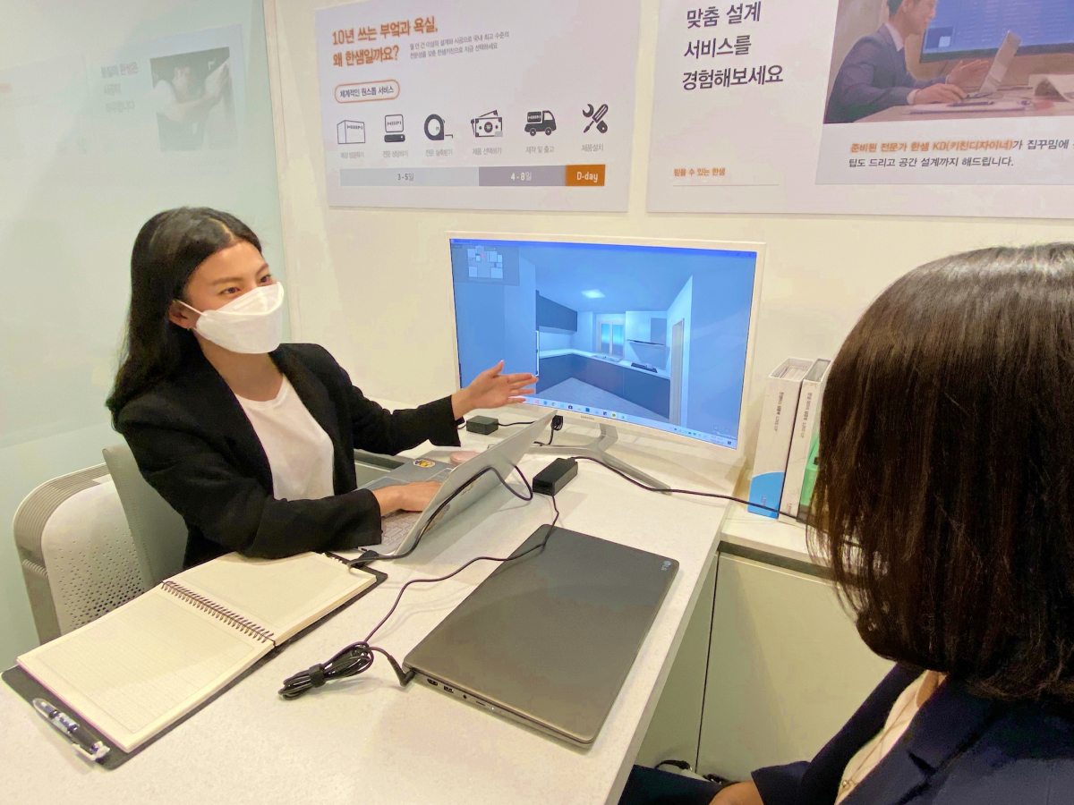 ▲지난 25일 한샘이 롯데몰 은평점 3층에 ‘키친&바스 전문관 한샘 롯데몰 은평점’을 오픈한 가운데 한샘의 키친&바스 디자이너가 VR 컨텐츠를 활용해 고객과 상담을 진행하고 있다. (사진제공=한샘)