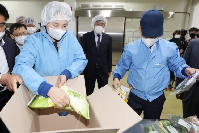 ▲유은혜 사회부총리 겸 교육부 장관이 27일 오후 청주시 흥덕구 농가생활협동조합을 찾아 농산물꾸러미를 만들고 있다. (연합뉴스)