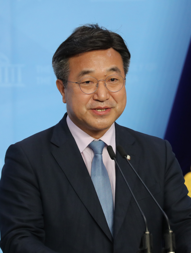 ▲더불어민주당 윤호중 사무총장이 23일 오후 서울 여의도 국회 소통관에서 기자회견을 열고 여성 공무원 성추행 사건으로 오거돈 부산시장이 사퇴한 데 대해 대국민 사과를 하고 있다. (연합뉴스)