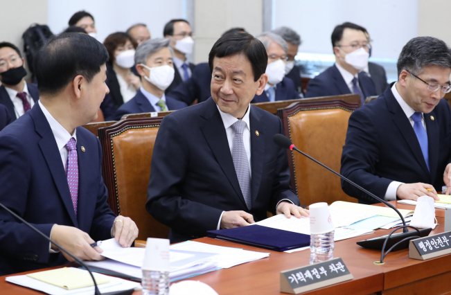 ▲진영 행정안전부 장관이 27일 서울 여의도 국회에서 열린 행정안전위원회 전체회의에 참석, 구윤철 기획재정부 2차관과 대화하고 있다.   (연합뉴스)