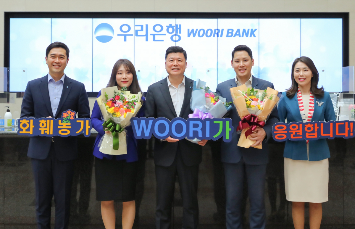 ▲권광석 우리은행장(가운데)이 27일 서울 중구 본점에서 '화훼농가 돕기 캠페인'을 마친 후 직원들과 기념촬영을 하고 있다. (사진제공=우리은행)