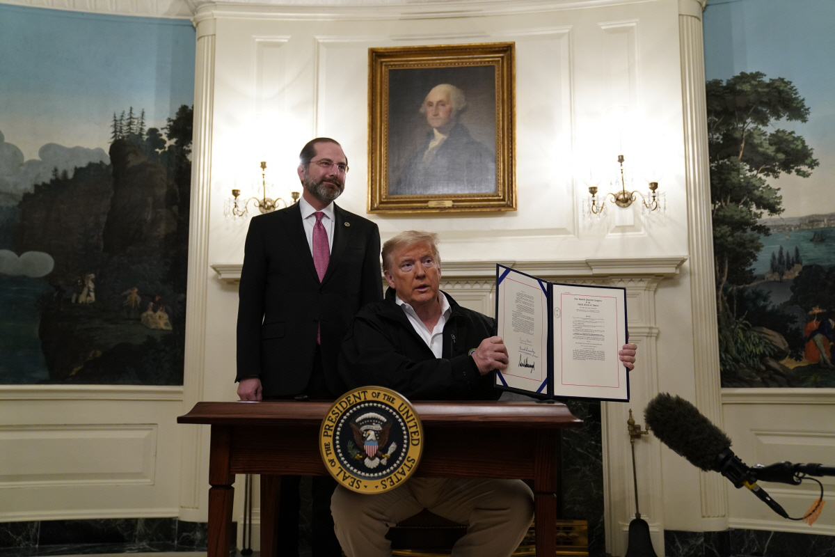 ▲지난달 6일 1단계 코로나19 법안 서명하는 도널드 트럼프 미국 대통령.AP연합뉴스
