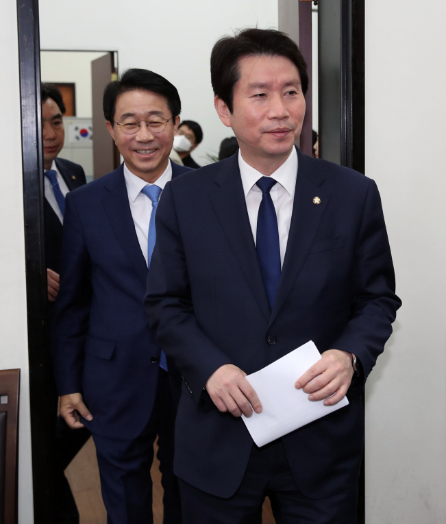 ▲더불어민주당 이인영 원내대표와 조정식 정책위의장이 28일 국회에서 열린 원내대책회의에 참석하기 위해 이동하고 있다.  (연합뉴스)