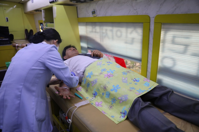 ▲27일 주명현 사학연금공단 이사장이 대한적십자사 헌혈 버스에서 '사랑의 헌혈 행사'에 참여하고 있다. (사진제공=사학연금)