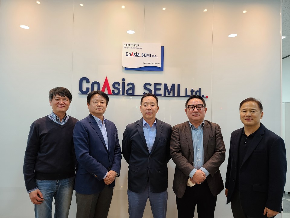 ▲왼 쪽부터 강태원 코아시아 넥셀 대표, 위종묵 코아시아 대표, 이희준 코아시아 그룹 회장, 신동수 코아시아 그룹 반도체 사업 총괄 사장, 김경호 코아시아 세미 대표. (사진 제공= 코아시아.)