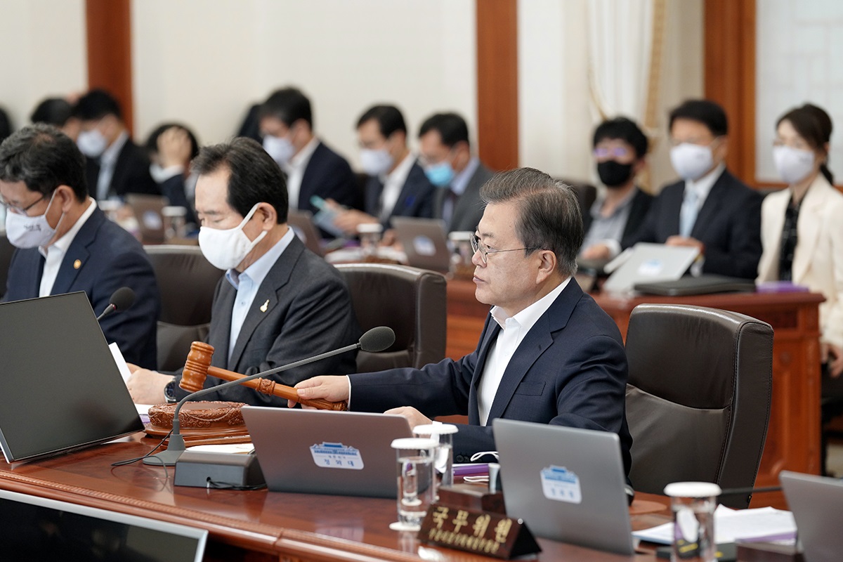 ▲문재인 대통령이 28일 청와대에서 제22회 국무회의를 주재하고 있다 (청와대 제공)