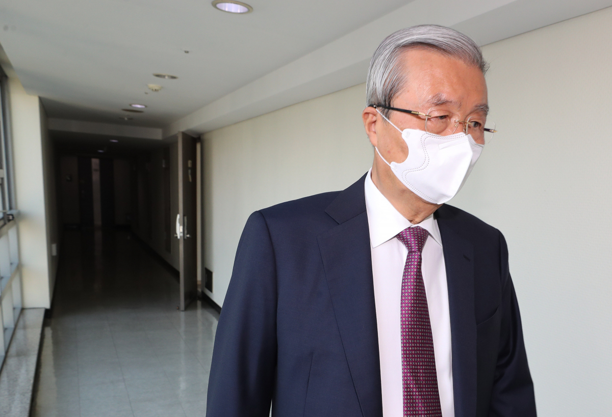 ▲미래통합당 김종인 전 총괄 선거대책위원장이 28일 오전 서울 광화문 인근 자신의 사무실로 들어서고 있다. (연합뉴스)