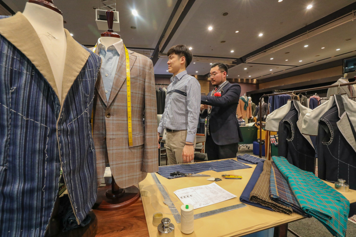 ▲28일 현대백화점 목동점 7층 토파즈홀에서 진행 중인 '맨즈 비스포크 페어'에서 고객이 맞춤정장 상담을 받고 있다.  (사진제공=현대백화점)