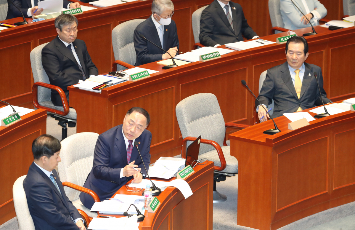 ▲ 홍남기 경제부총리 겸 기획재정부 장관이 28일 오후 서울 여의도 국회에서 열린 예산결산특별위원회 전체회의에서 질의에 답변하고 있다. 오른쪽은 정세균 국무총리. (연합뉴스)