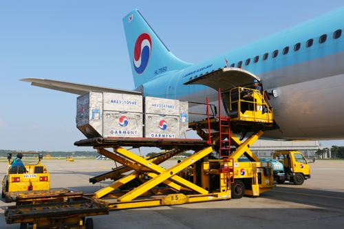 ▲대한항공 A330 여객기 화물 적재작업 모습 (연합뉴스)